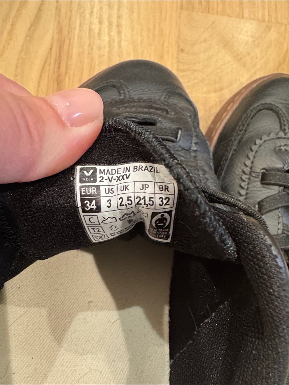 Veja Kids Black & White Low-Top Sneakers - Picture 3 of 7
